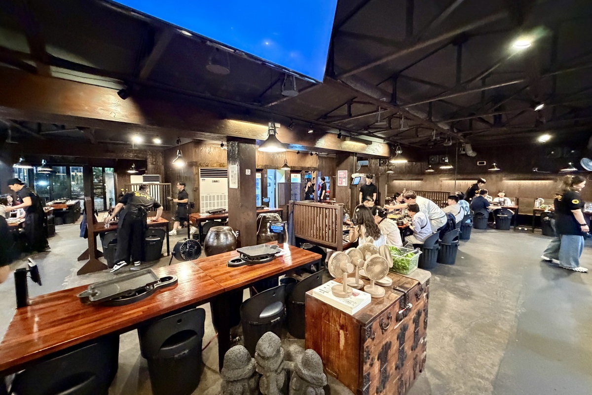 【韓國濟州島美食】菜板豚 Dombedon 2026:濟州島必吃美食,米其林必比登推薦,黑豬肉一條街名店,全程服務員代烤,台灣節目也來採訪 7521 【韓國濟州島美食】菜板豚 Dombedon 2026:濟州島必吃美食,米其林必比登推薦,黑豬肉一條街名店,全程服務員代烤,台灣節目也來採訪 7521