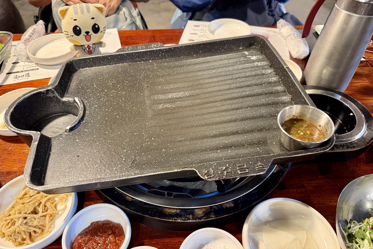 【韓國濟州島美食】菜板豚 Dombedon 2026:濟州島必吃美食,米其林必比登推薦,黑豬肉一條街名店,全程服務員代烤,台灣節目也來採訪 7521 【韓國濟州島美食】菜板豚 Dombedon 2026:濟州島必吃美食,米其林必比登推薦,黑豬肉一條街名店,全程服務員代烤,台灣節目也來採訪 7521