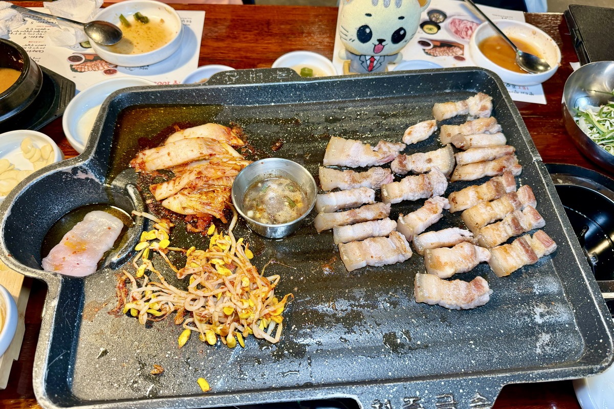 網站近期文章：【韓國濟州島美食】菜板豚 Dombedon 2026：濟州島必吃美食，米其林必比登推薦，黑豬肉一條街名店，全程服務員代烤，台灣節目也來採訪 7521