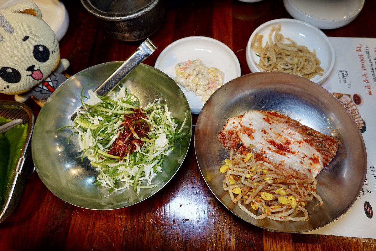 【韓國濟州島美食】菜板豚 Dombedon 2026:濟州島必吃美食,米其林必比登推薦,黑豬肉一條街名店,全程服務員代烤,台灣節目也來採訪 7521 【韓國濟州島美食】菜板豚 Dombedon 2026:濟州島必吃美食,米其林必比登推薦,黑豬肉一條街名店,全程服務員代烤,台灣節目也來採訪 7521