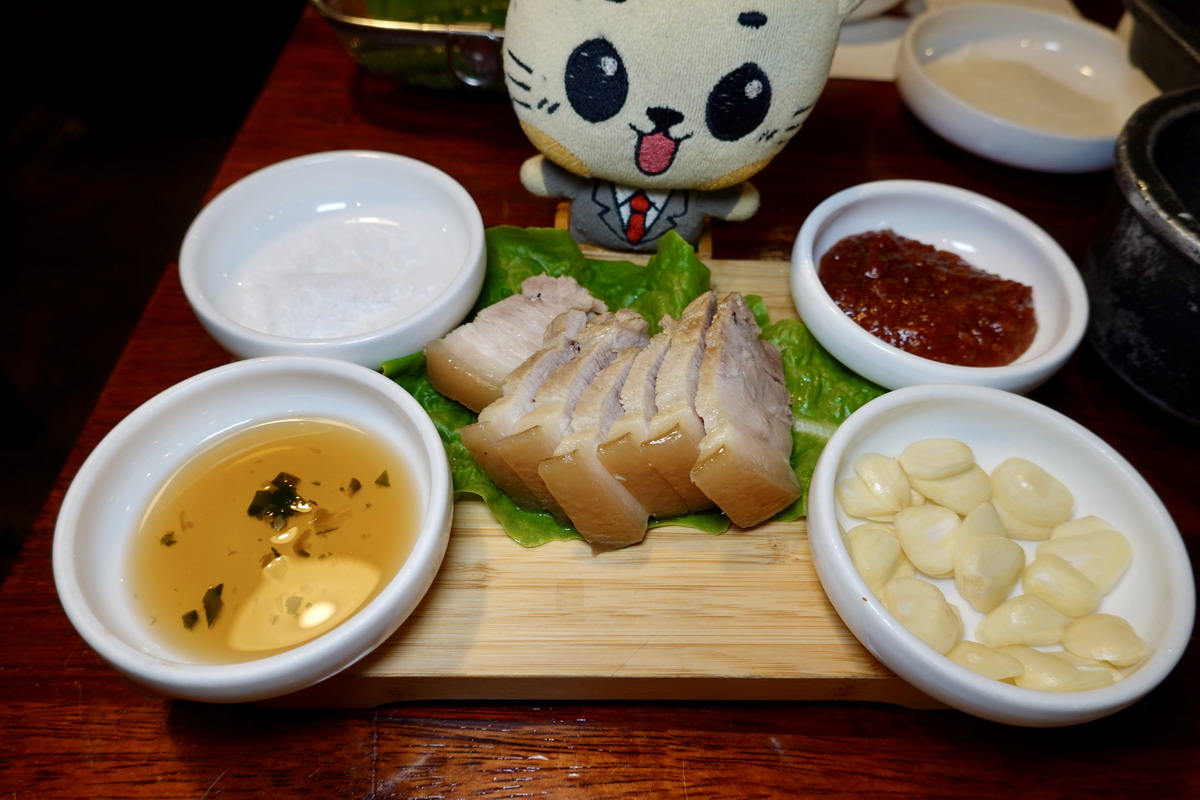 【韓國濟州島美食】菜板豚 Dombedon 2026:濟州島必吃美食,米其林必比登推薦,黑豬肉一條街名店,全程服務員代烤,台灣節目也來採訪 7521 【韓國濟州島美食】菜板豚 Dombedon 2026:濟州島必吃美食,米其林必比登推薦,黑豬肉一條街名店,全程服務員代烤,台灣節目也來採訪 7521