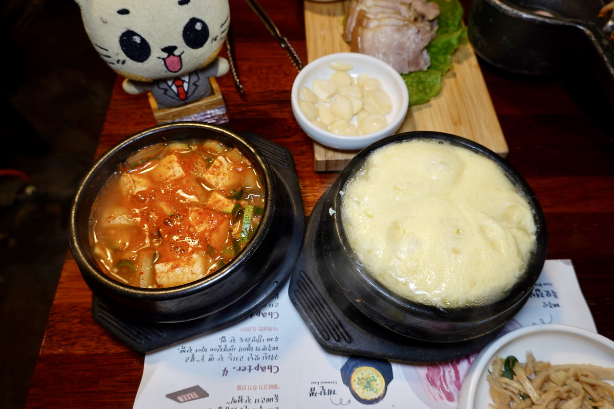 【韓國濟州島美食】菜板豚 Dombedon 2026:濟州島必吃美食,米其林必比登推薦,黑豬肉一條街名店,全程服務員代烤,台灣節目也來採訪 7521 【韓國濟州島美食】菜板豚 Dombedon 2026:濟州島必吃美食,米其林必比登推薦,黑豬肉一條街名店,全程服務員代烤,台灣節目也來採訪 7521