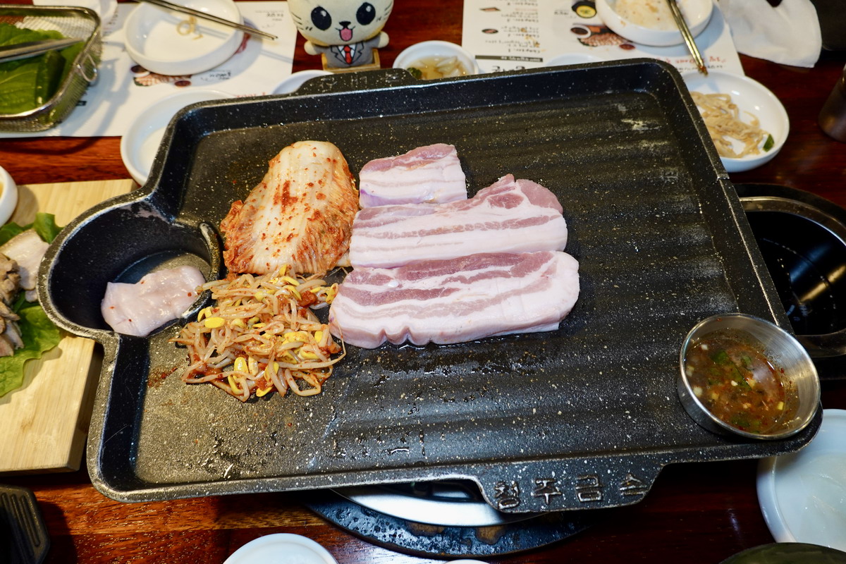 【韓國濟州島美食】菜板豚 Dombedon 2026:濟州島必吃美食,米其林必比登推薦,黑豬肉一條街名店,全程服務員代烤,台灣節目也來採訪 7521 【韓國濟州島美食】菜板豚 Dombedon 2026:濟州島必吃美食,米其林必比登推薦,黑豬肉一條街名店,全程服務員代烤,台灣節目也來採訪 7521