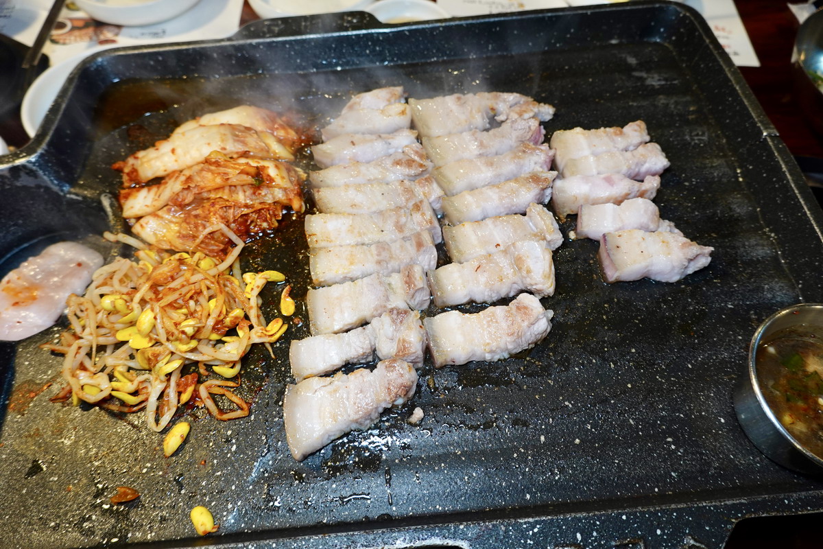 【韓國濟州島美食】菜板豚 Dombedon 2026:濟州島必吃美食,米其林必比登推薦,黑豬肉一條街名店,全程服務員代烤,台灣節目也來採訪 7521 【韓國濟州島美食】菜板豚 Dombedon 2026:濟州島必吃美食,米其林必比登推薦,黑豬肉一條街名店,全程服務員代烤,台灣節目也來採訪 7521