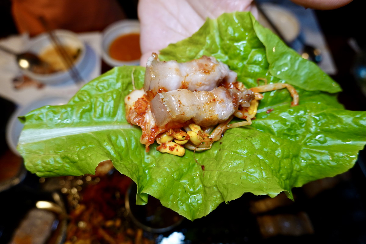 【韓國濟州島美食】菜板豚 Dombedon 2026:濟州島必吃美食,米其林必比登推薦,黑豬肉一條街名店,全程服務員代烤,台灣節目也來採訪 7521 【韓國濟州島美食】菜板豚 Dombedon 2026:濟州島必吃美食,米其林必比登推薦,黑豬肉一條街名店,全程服務員代烤,台灣節目也來採訪 7521