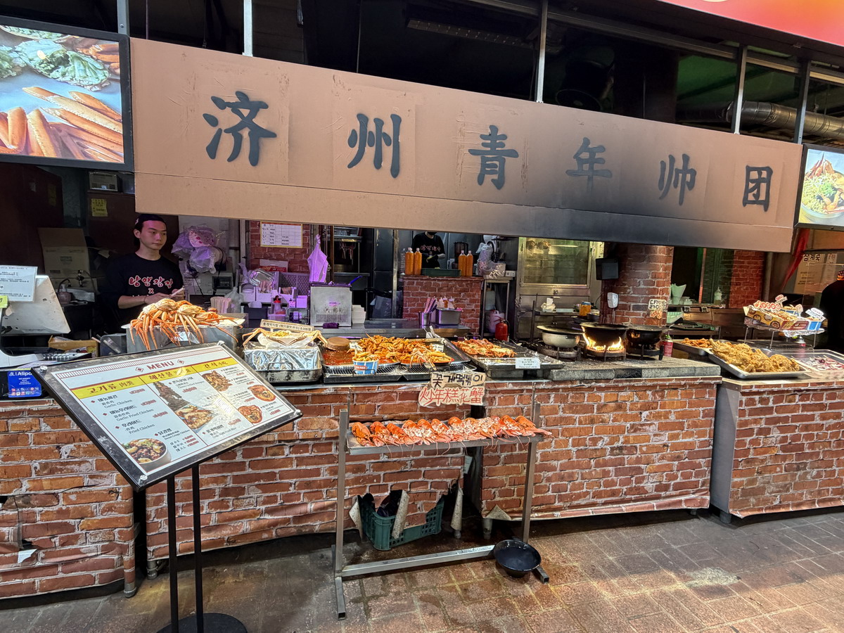 【韓國濟州島旅遊】濟州東門市場與夜市 2026：濟州島最大夜市，有80年歷史，吃遍濟州島特色美食，火燄秀是特色 7523