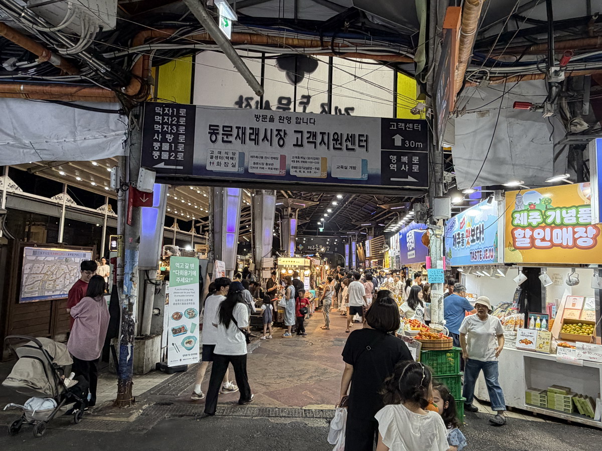 【韓國濟州島旅遊】濟州東門市場與夜市 2026：濟州島最大夜市，有80年歷史，吃遍濟州島特色美食，火燄秀是特色 7523