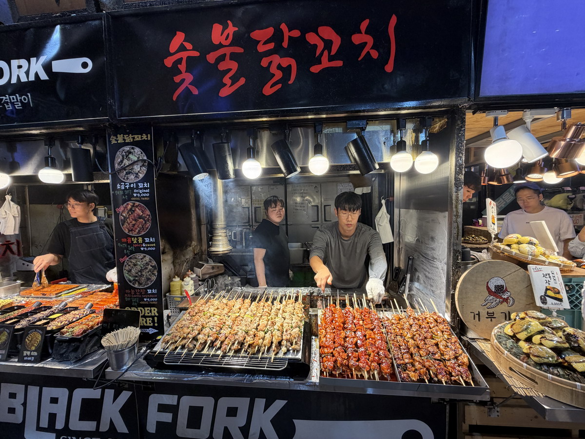 【韓國濟州島旅遊】濟州東門市場與夜市 2026：濟州島最大夜市，有80年歷史，吃遍濟州島特色美食，火燄秀是特色 7523