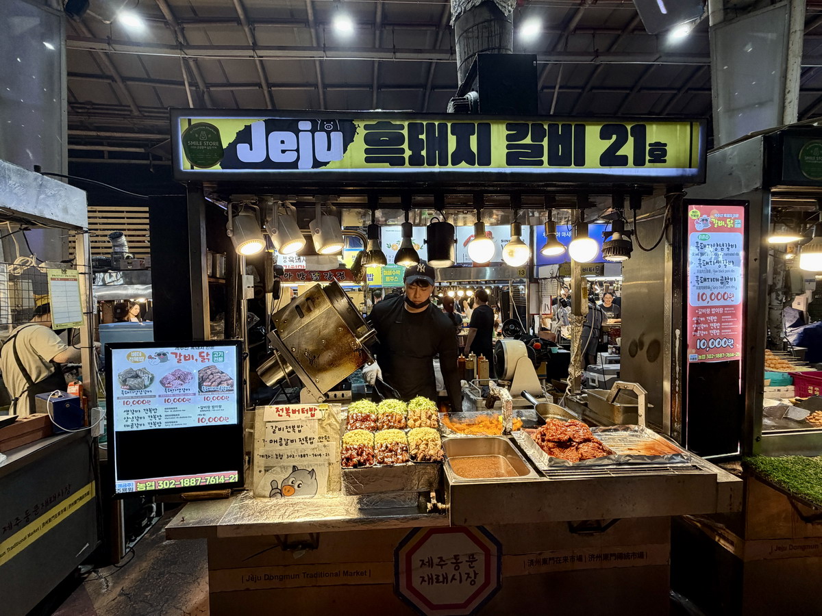 【韓國濟州島旅遊】濟州東門市場與夜市 2026：濟州島最大夜市，有80年歷史，吃遍濟州島特色美食，火燄秀是特色 7523