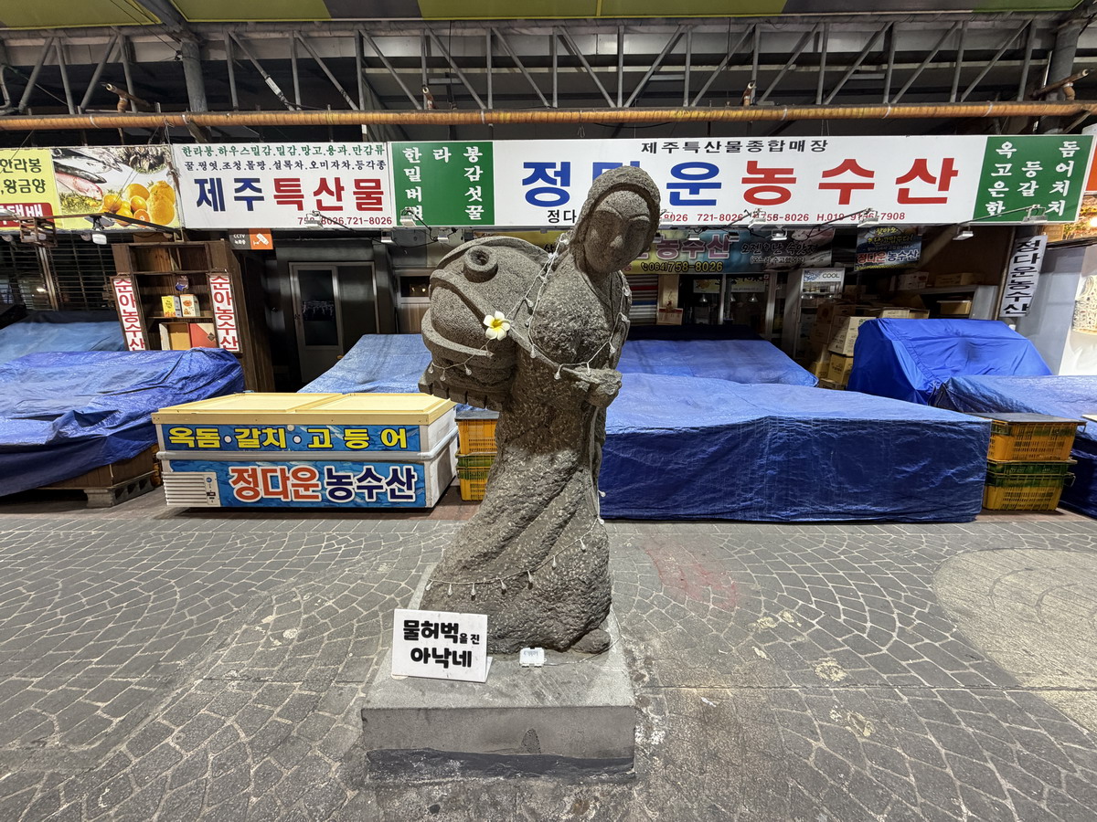 【韓國濟州島旅遊】濟州東門市場與夜市 2026：濟州島最大夜市，有80年歷史，吃遍濟州島特色美食，火燄秀是特色 7523