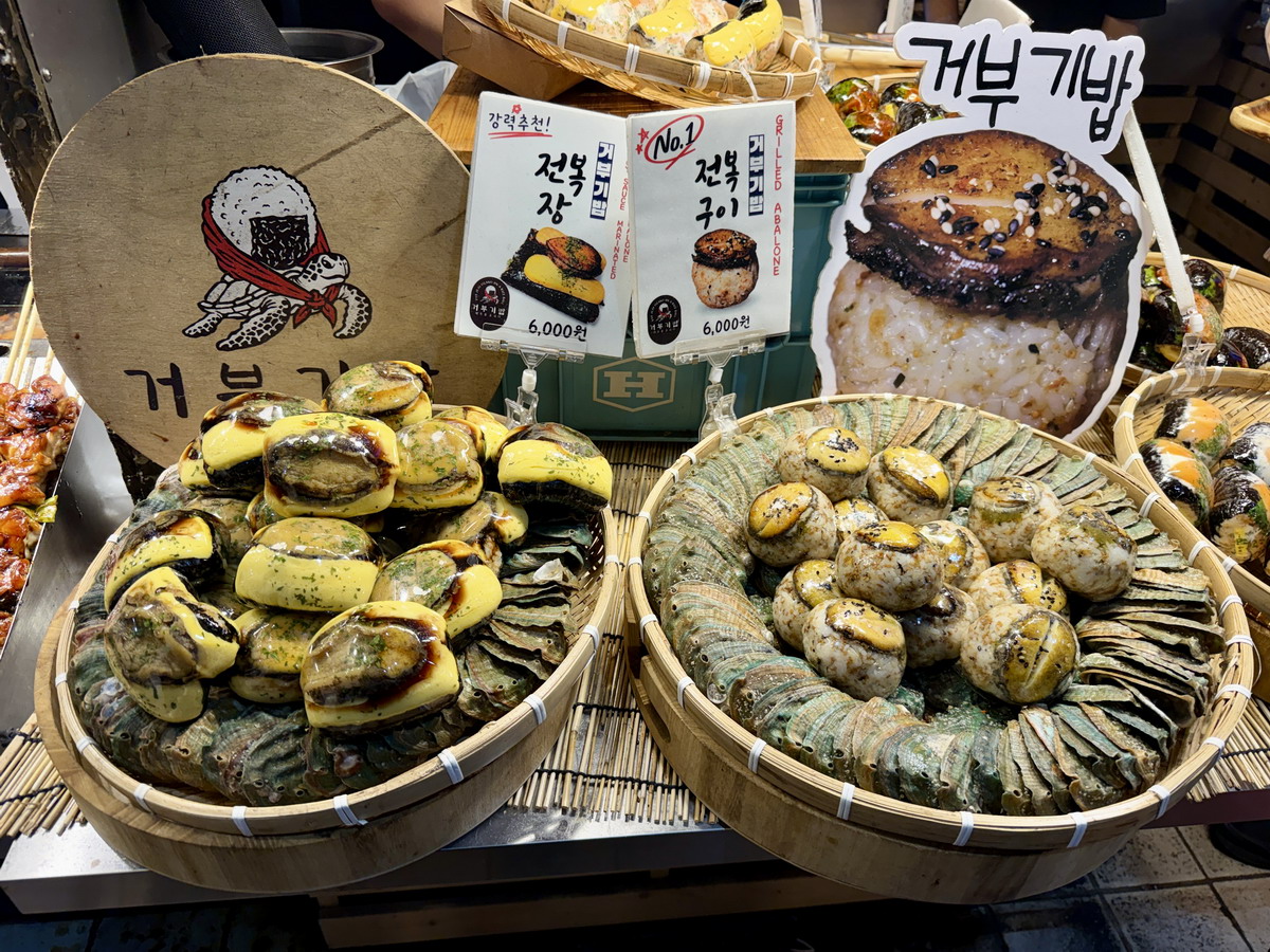【韓國濟州島旅遊】濟州東門市場與夜市 2026：濟州島最大夜市，有80年歷史，吃遍濟州島特色美食，火燄秀是特色 7523