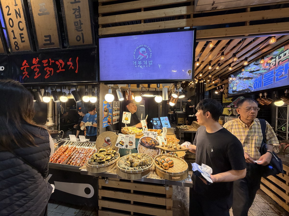 【韓國濟州島旅遊】濟州東門市場與夜市 2026：濟州島最大夜市，有80年歷史，吃遍濟州島特色美食，火燄秀是特色 7523