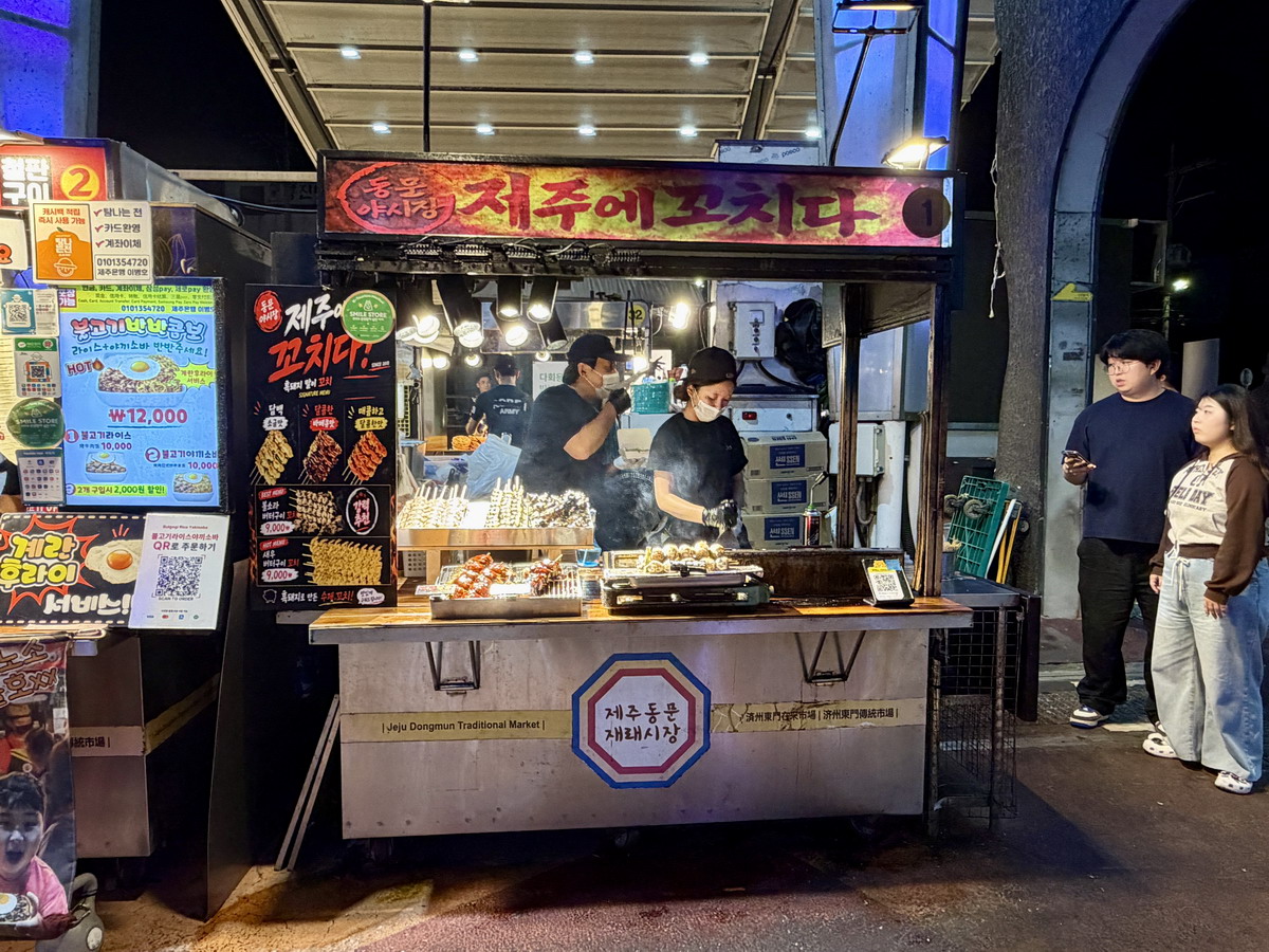 【韓國濟州島旅遊】濟州東門市場與夜市 2026：濟州島最大夜市，有80年歷史，吃遍濟州島特色美食，火燄秀是特色 7523