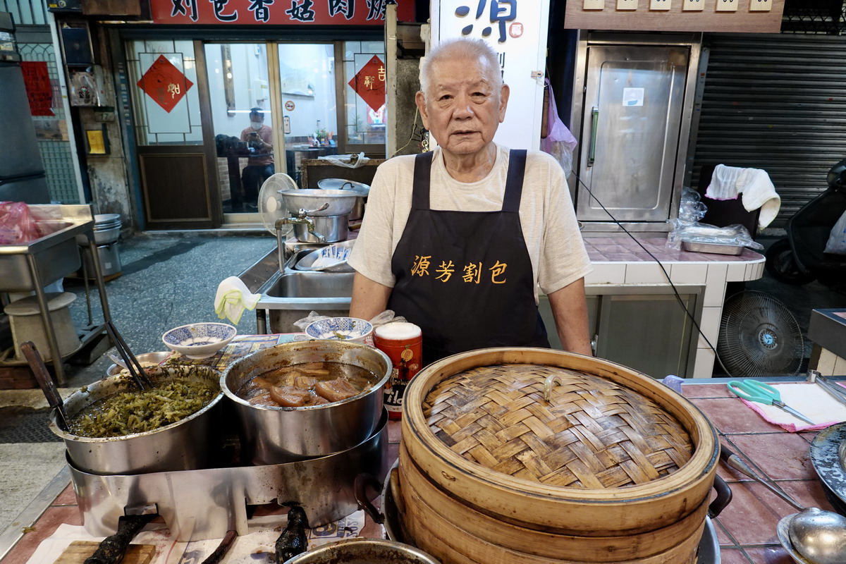 【台北龍山寺站美食】源芳刈包 2026：萬華三大刈包之一，華西街夜市米其林必比登名店，1955年開業，還有滷肉飯和四神湯 7534