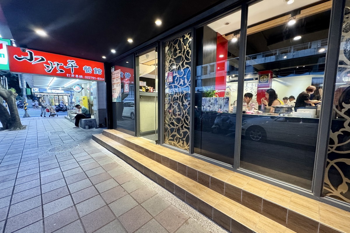 【台北松山區美食】小北平餐館 2026:低調的中式餐館,不訂位吃不到,脆皮雞是招牌,冷天酸菜白肉鍋吃起來 7538 【台北松山區美食】小北平餐館 2026:低調的中式餐館,不訂位吃不到,脆皮雞是招牌,冷天酸菜白肉鍋吃起來 7538