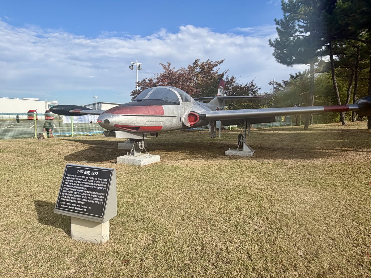 【韓國泗川旅遊】泗川航空宇宙博物館 Sacheon Aerospace Museum (Part.1) 2026:航空迷的樂園,陳列多架歷史名機,包含B-29轟炸機及C-54韓國總統專機 7547 【韓國泗川旅遊】泗川航空宇宙博物館 Sacheon Aerospace Museum (Part.1) 2026:航空迷的樂園,陳列多架歷史名機,包含B-29轟炸機及C-54韓國總統專機 7547