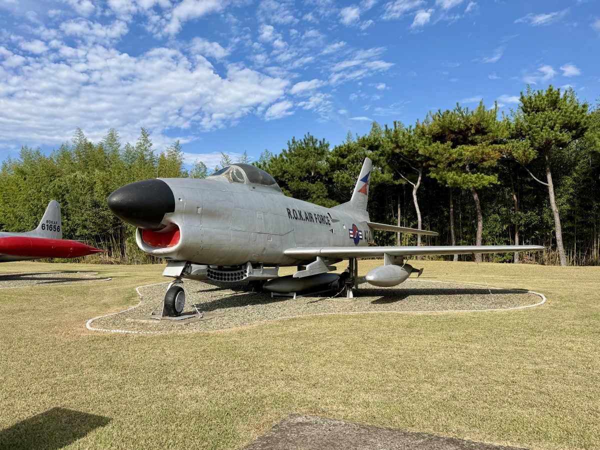 【韓國泗川旅遊】泗川航空宇宙博物館 Sacheon Aerospace Museum (Part.1) 2026:航空迷的樂園,陳列多架歷史名機,包含B-29轟炸機及C-54韓國總統專機 7547 【韓國泗川旅遊】泗川航空宇宙博物館 Sacheon Aerospace Museum (Part.1) 2026:航空迷的樂園,陳列多架歷史名機,包含B-29轟炸機及C-54韓國總統專機 7547