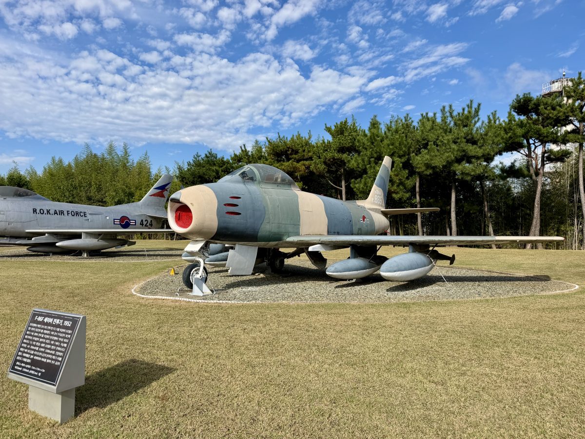 【韓國泗川旅遊】泗川航空宇宙博物館 Sacheon Aerospace Museum (Part.1) 2026:航空迷的樂園,陳列多架歷史名機,包含B-29轟炸機及C-54韓國總統專機 7547 【韓國泗川旅遊】泗川航空宇宙博物館 Sacheon Aerospace Museum (Part.1) 2026:航空迷的樂園,陳列多架歷史名機,包含B-29轟炸機及C-54韓國總統專機 7547