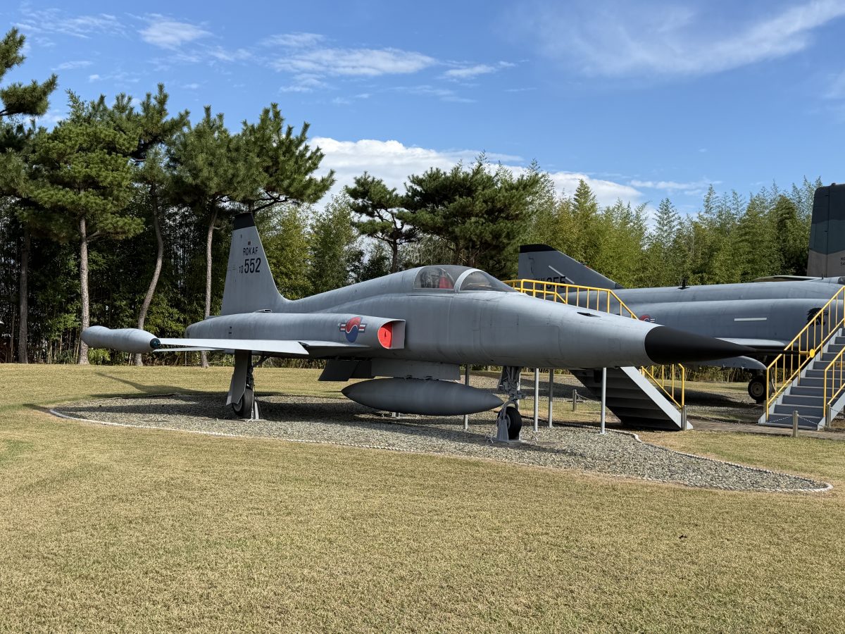 【韓國泗川旅遊】泗川航空宇宙博物館 Sacheon Aerospace Museum (Part.1) 2026:航空迷的樂園,陳列多架歷史名機,包含B-29轟炸機及C-54韓國總統專機 7547 【韓國泗川旅遊】泗川航空宇宙博物館 Sacheon Aerospace Museum (Part.1) 2026:航空迷的樂園,陳列多架歷史名機,包含B-29轟炸機及C-54韓國總統專機 7547