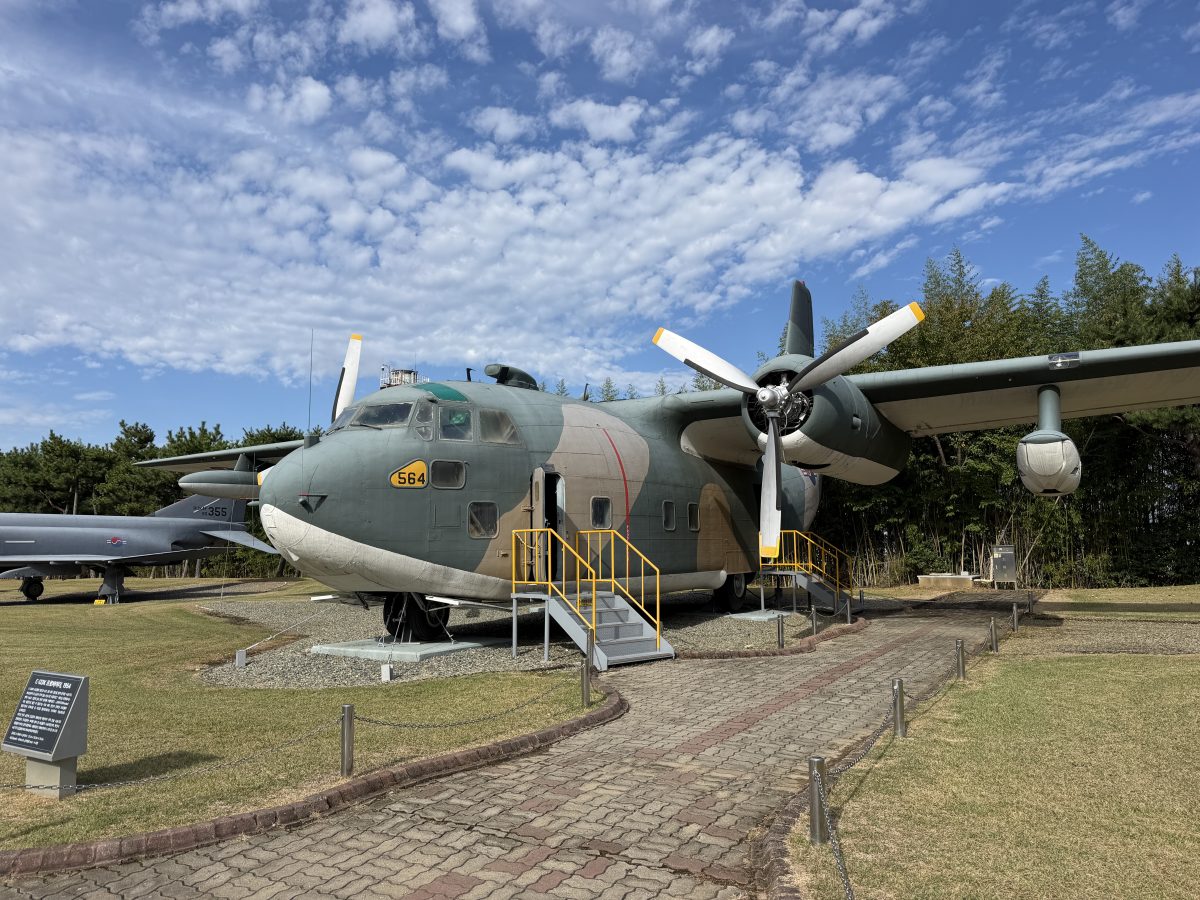 【韓國泗川旅遊】泗川航空宇宙博物館 Sacheon Aerospace Museum (Part.1) 2026:航空迷的樂園,陳列多架歷史名機,包含B-29轟炸機及C-54韓國總統專機 7547 【韓國泗川旅遊】泗川航空宇宙博物館 Sacheon Aerospace Museum (Part.1) 2026:航空迷的樂園,陳列多架歷史名機,包含B-29轟炸機及C-54韓國總統專機 7547