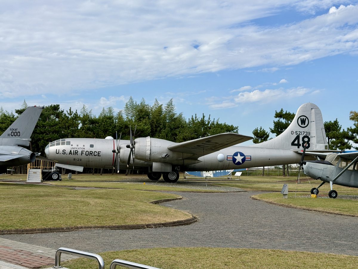 【韓國泗川旅遊】泗川航空宇宙博物館 Sacheon Aerospace Museum (Part.1) 2026:航空迷的樂園,陳列多架歷史名機,包含B-29轟炸機及C-54韓國總統專機 7547 【韓國泗川旅遊】泗川航空宇宙博物館 Sacheon Aerospace Museum (Part.1) 2026:航空迷的樂園,陳列多架歷史名機,包含B-29轟炸機及C-54韓國總統專機 7547