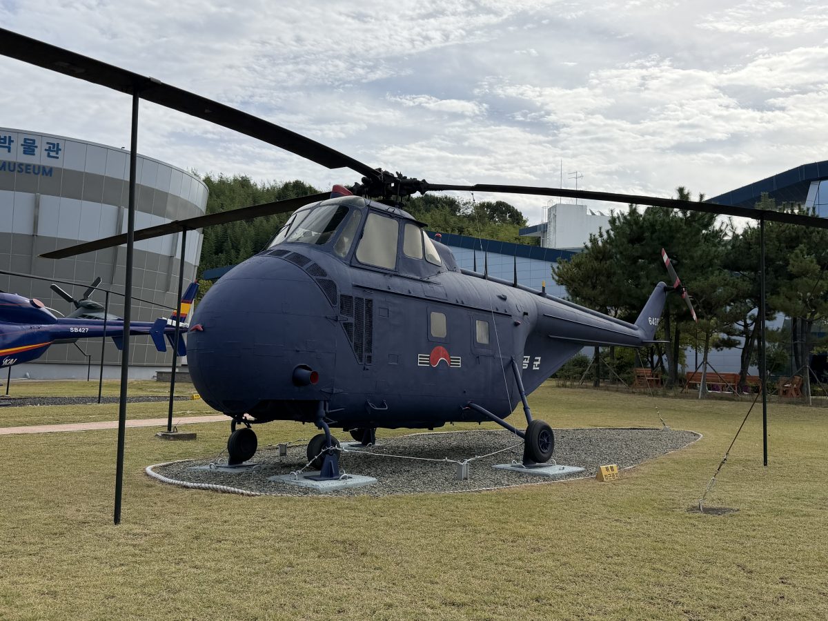 【韓國泗川旅遊】泗川航空宇宙博物館 Sacheon Aerospace Museum (Part.1) 2026:航空迷的樂園,陳列多架歷史名機,包含B-29轟炸機及C-54韓國總統專機 7547 【韓國泗川旅遊】泗川航空宇宙博物館 Sacheon Aerospace Museum (Part.1) 2026:航空迷的樂園,陳列多架歷史名機,包含B-29轟炸機及C-54韓國總統專機 7547