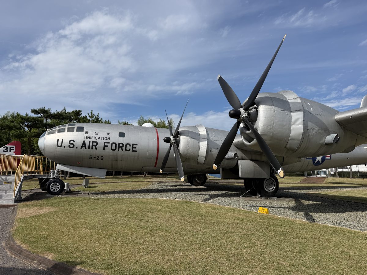 【韓國泗川旅遊】泗川航空宇宙博物館 Sacheon Aerospace Museum (Part.1) 2026:航空迷的樂園,陳列多架歷史名機,包含B-29轟炸機及C-54韓國總統專機 7547 【韓國泗川旅遊】泗川航空宇宙博物館 Sacheon Aerospace Museum (Part.1) 2026:航空迷的樂園,陳列多架歷史名機,包含B-29轟炸機及C-54韓國總統專機 7547