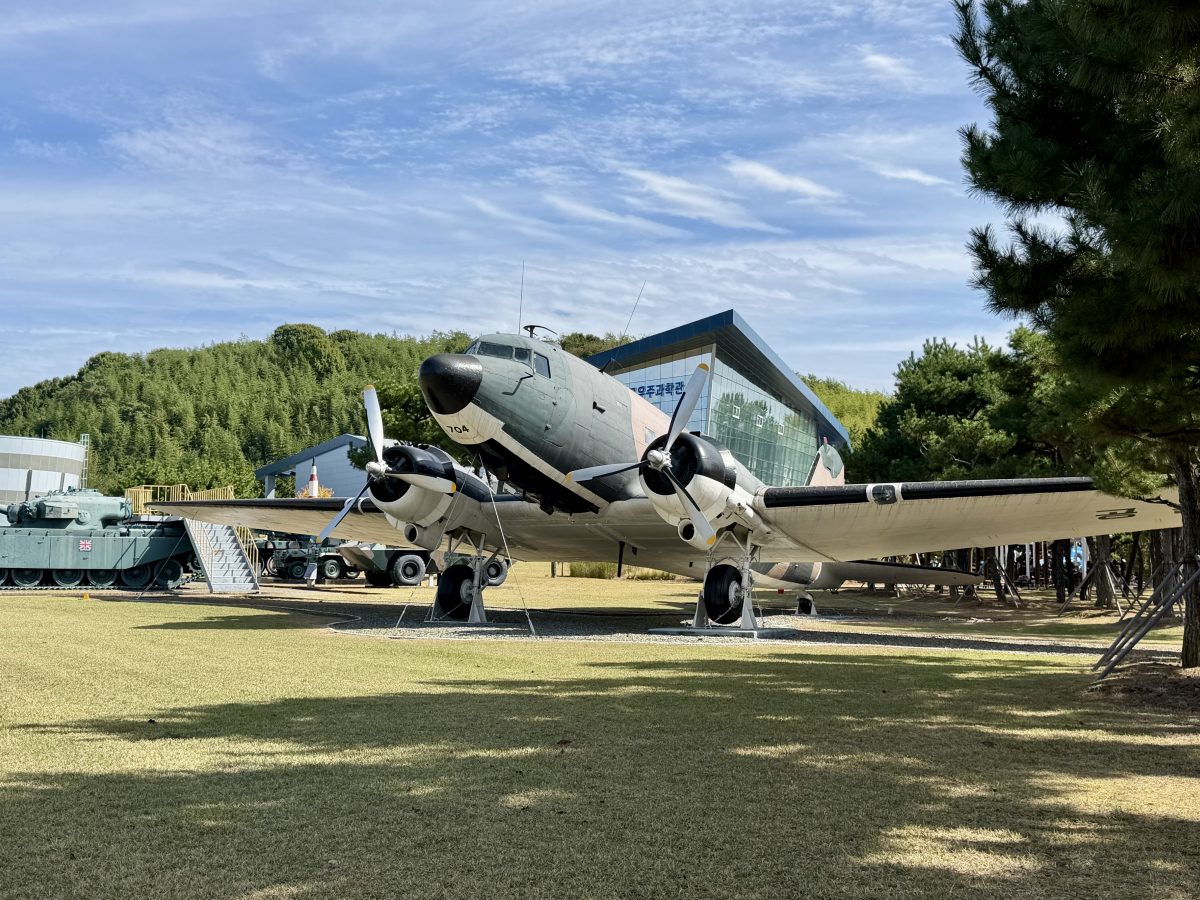 【韓國泗川旅遊】泗川航空宇宙博物館 Sacheon Aerospace Museum (Part.1) 2026:航空迷的樂園,陳列多架歷史名機,包含B-29轟炸機及C-54韓國總統專機 7547 【韓國泗川旅遊】泗川航空宇宙博物館 Sacheon Aerospace Museum (Part.1) 2026:航空迷的樂園,陳列多架歷史名機,包含B-29轟炸機及C-54韓國總統專機 7547